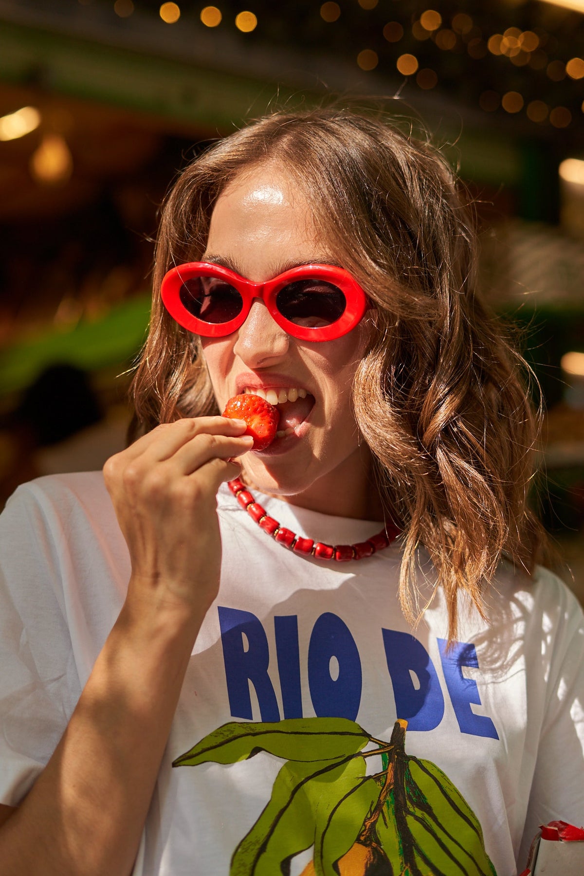 Modelo con lentes de sol Palma Rojo - Griot Club