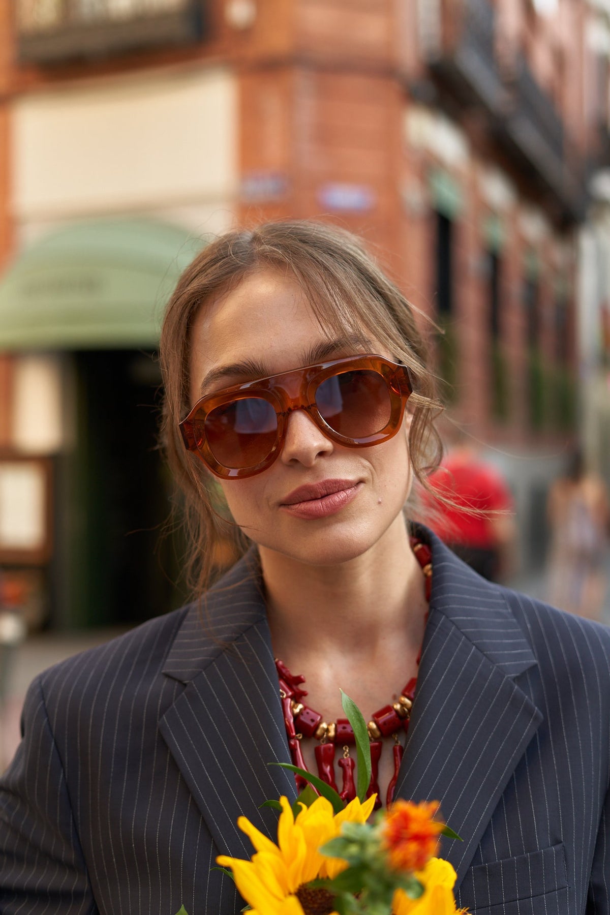 Modelo con lentes de sol Porto Naranja - Griot Club