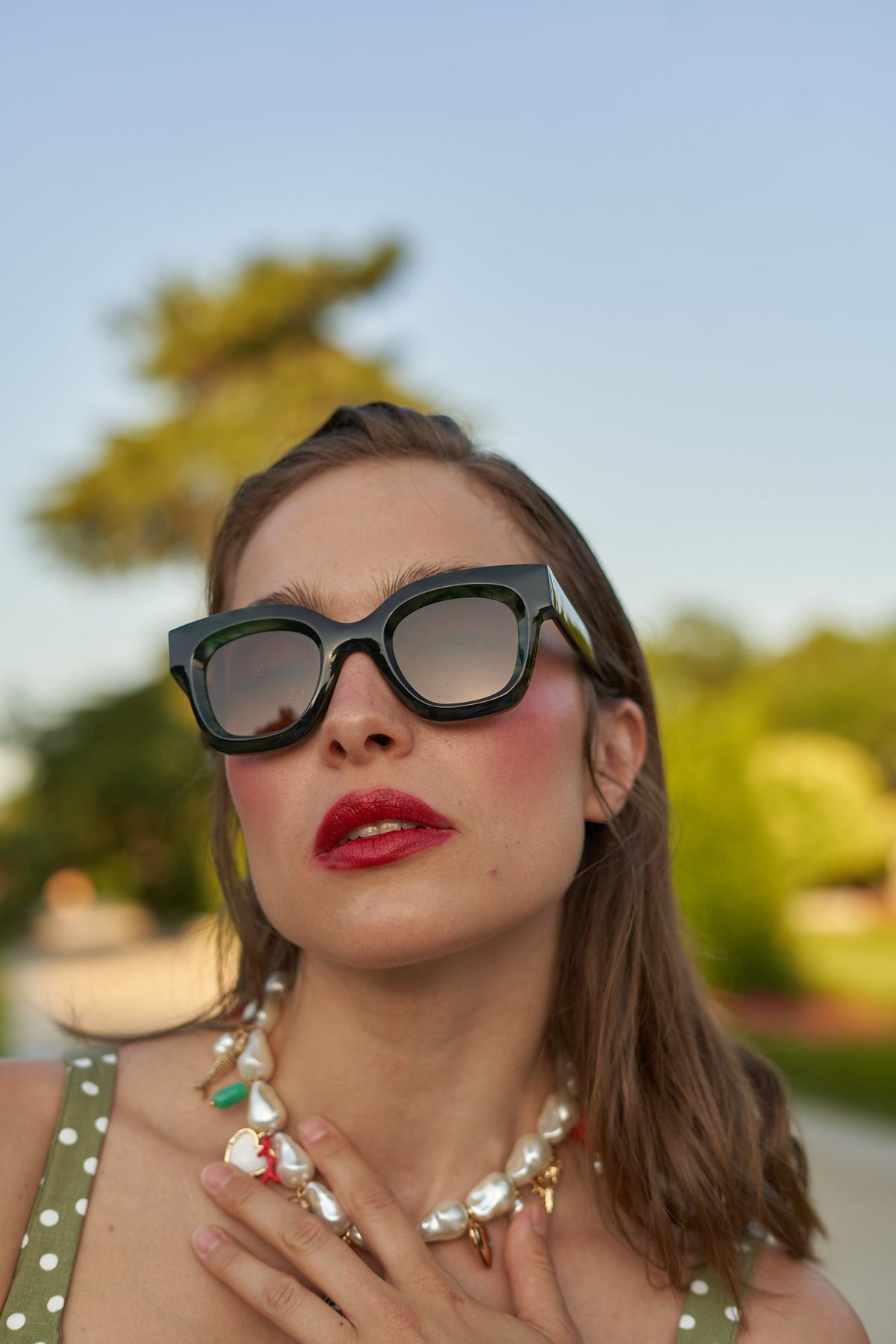 Lentes de sol Capri Verde Carey, detalle de bisagra - Griot Club