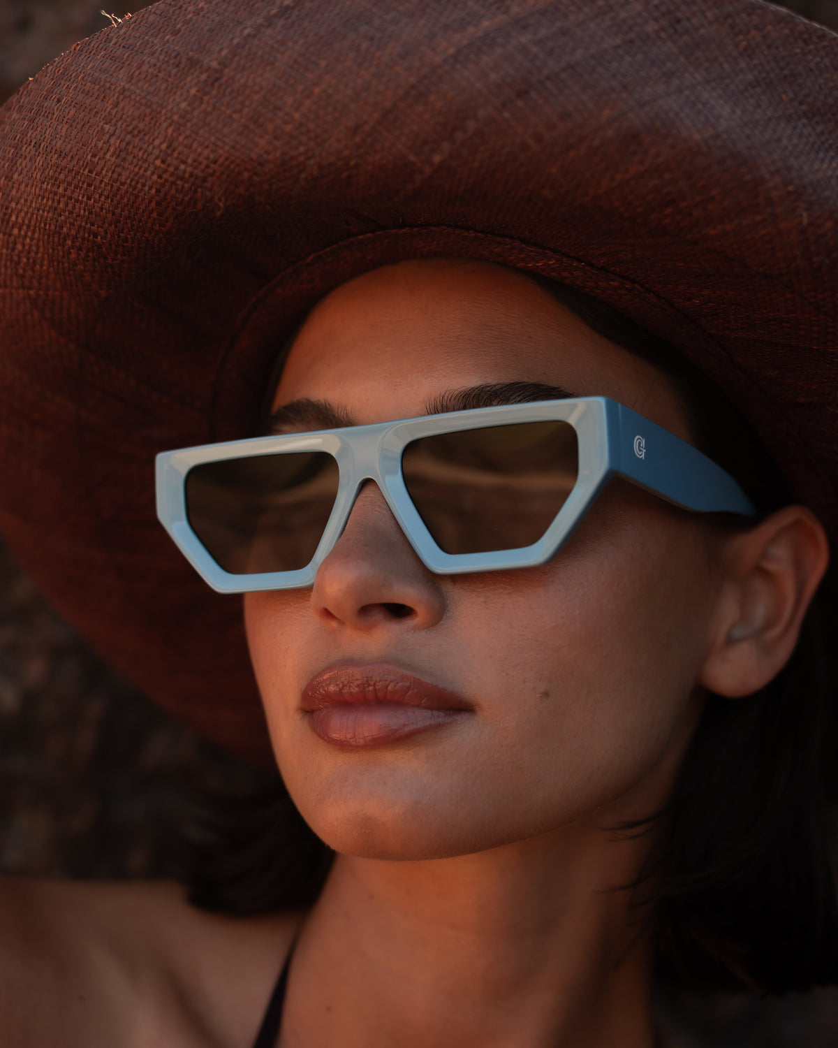 Modelo usando lentes de sol Traful Celeste - Griot Club