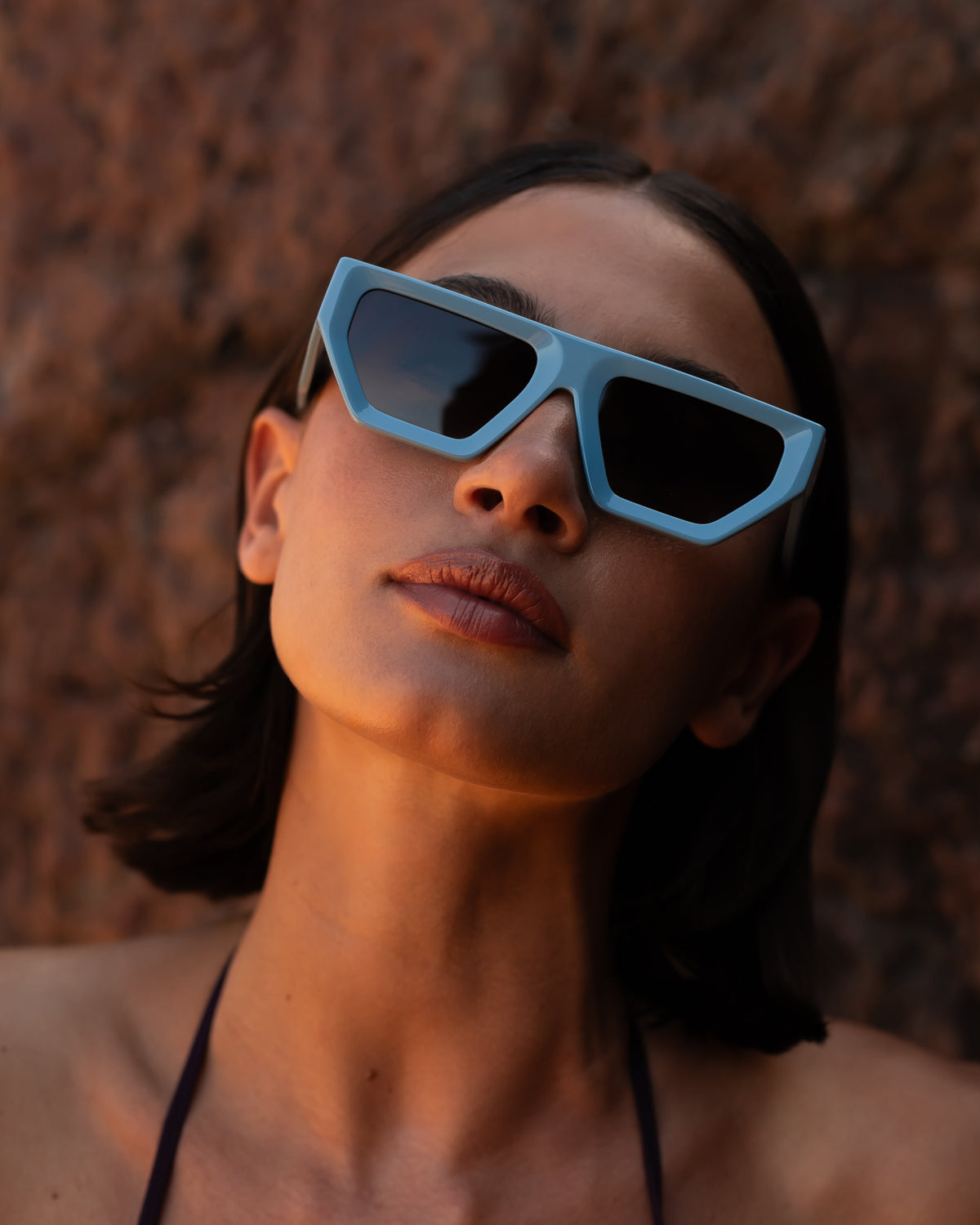 Modelo con lentes de sol Traful Celeste - Griot Club