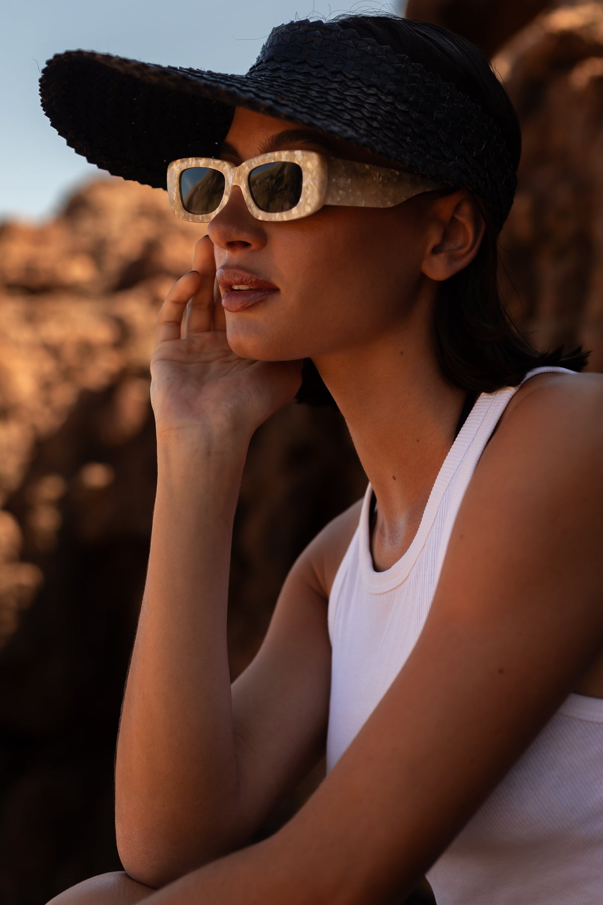 Modelo usando lentes de sol Mendoza Blanco de Griot Club