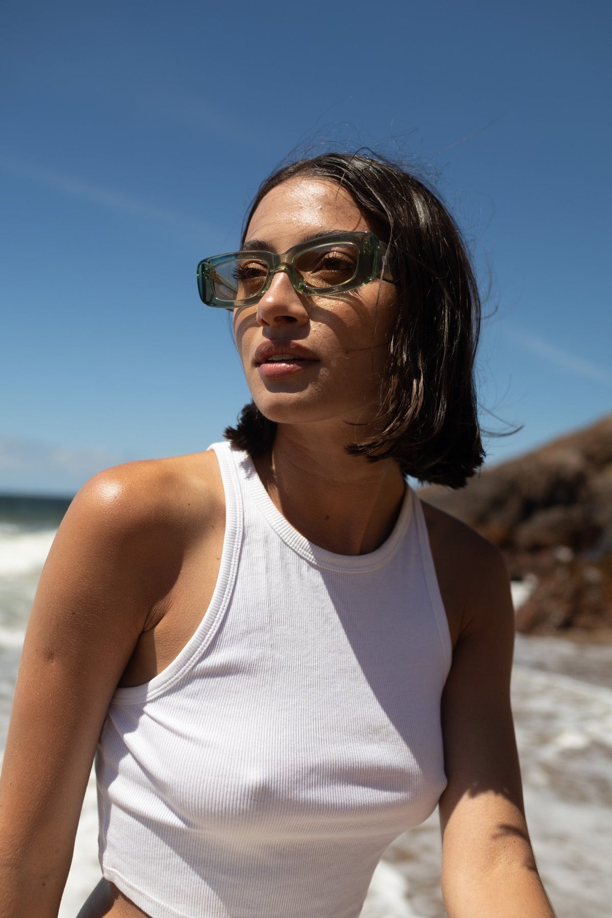 Modelo usando lentes de sol Mendoza Verde - Griot Club